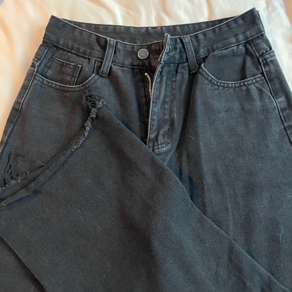 Black distressed pants